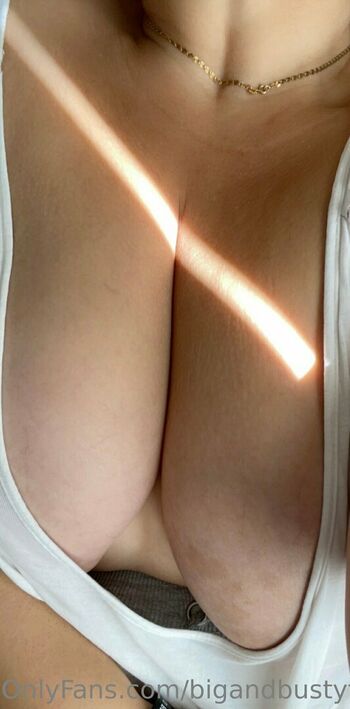 bigandbustytitty